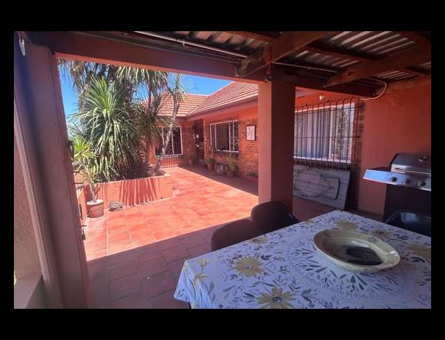3 BEDROOM FREEHOLD FOR SALE IN LINMEYER